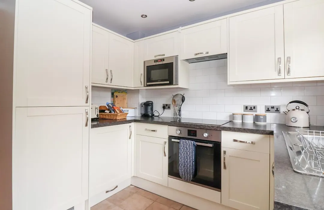 17 Fewster Way-1