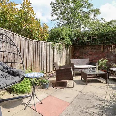 17 Fewster Way-3