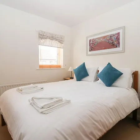 17 Fewster Way-2